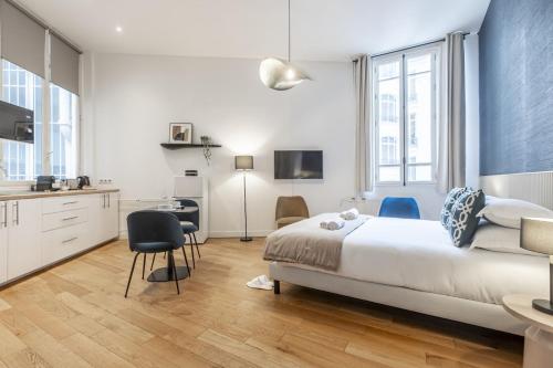 une chambre avec un lit et un bureau et une cuisine dans l'établissement Champs Elysées - Amazing Apartment - Studio, à Paris