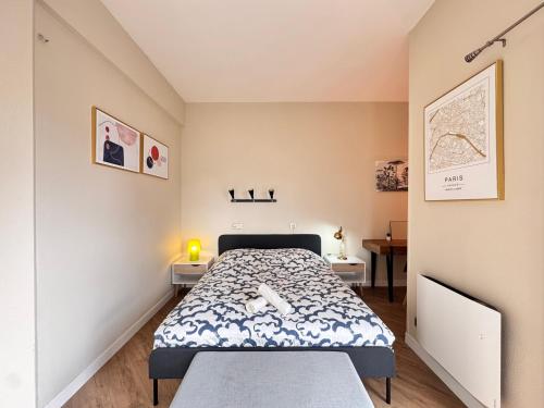 - une petite chambre avec un lit et deux tables dans l'établissement Le Boléro - Proche Centre - 2 pers, au Mans