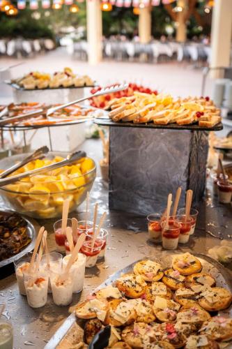 un buffet avec de nombreux types d'aliments différents sur une table dans l'établissement Kallisterra, à Sainte-Lucie de Porto-Vecchio