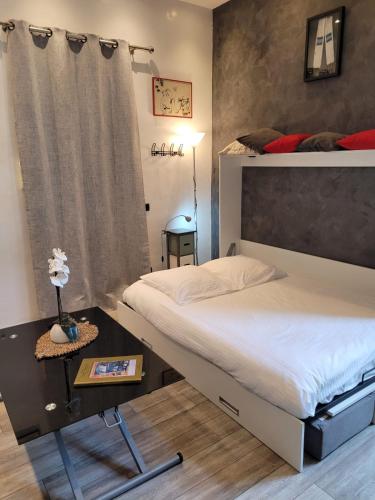 - une chambre avec un lit double et une table de chevet dans l'établissement Villa Gustave, studio confort avec balcon Centre Cannes, à Cannes