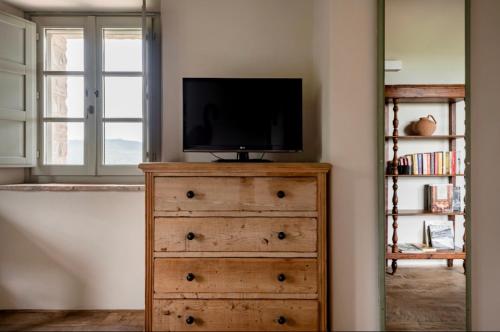 a television on top of a dresser in a room at Wp Relais Villa Vignalunga in Bagno Vignoni