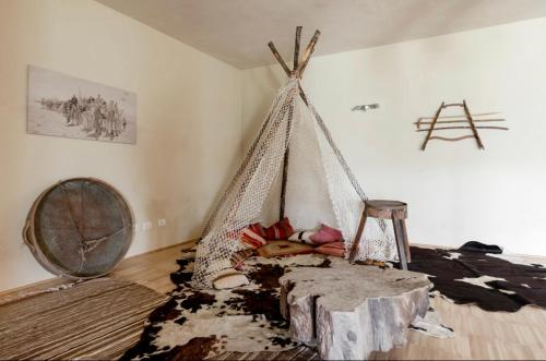 a bedroom with a teepee bed in a room at Wp Relais Villa Vignalunga in Bagno Vignoni