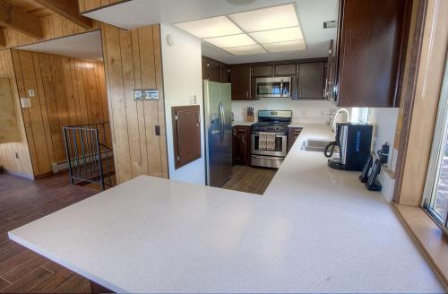 Una cocina o zona de cocina en The Heights home