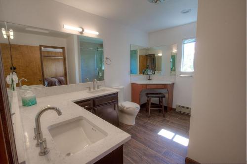 Un baño de The Heights home