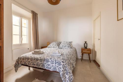 une chambre avec un lit et une fenêtre dans l'établissement Appartement de charme centre vieux village, à Villefranche-sur-Mer