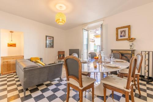 un salon avec une table et un canapé dans l'établissement Appartement de charme centre vieux village, à Villefranche-sur-Mer