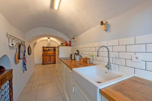 une cuisine avec un évier et un plan de travail dans l'établissement Le Cœur de Garrigues - Piscine Privée, à Garrigues-et-Sainte-Eulalie