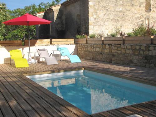 - une piscine avec des chaises et un parasol à côté d'une terrasse dans l'établissement Le Cœur de Garrigues - Piscine Privée, à Garrigues-et-Sainte-Eulalie