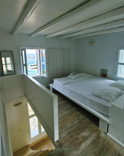 Postel nebo postele na pokoji v ubytování Folegandros Villas Beachfront