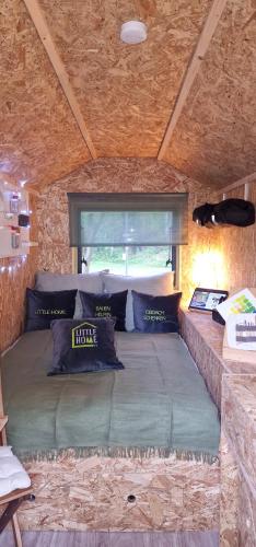 a bed in a small room with a window at Little Home in Dierhagen