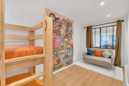 - une chambre avec des lits superposés et un canapé dans l'établissement Le quatre sansCuls - Proche gare, à Chambéry