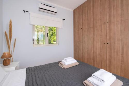 Ένα ή περισσότερα κρεβάτια σε δωμάτιο στο Nikos Home - shared pool - 1 km from the beach