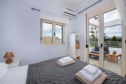 Ένα ή περισσότερα κρεβάτια σε δωμάτιο στο Nikos Home - shared pool - 1 km from the beach