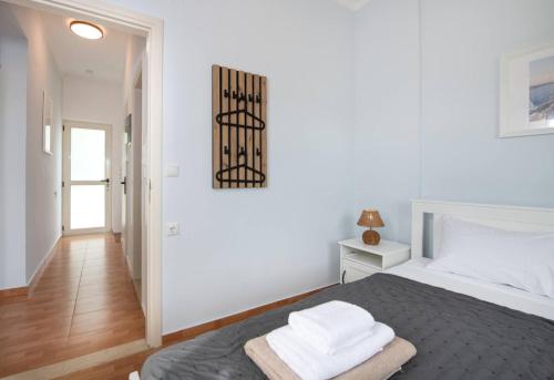 Ένα ή περισσότερα κρεβάτια σε δωμάτιο στο Nikos Home - shared pool - 1 km from the beach