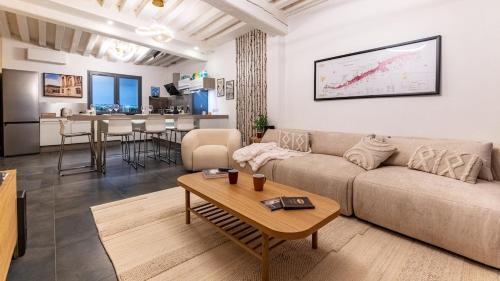 un salon avec un canapé et une table dans l'établissement La Maison Mercier, à Dijon