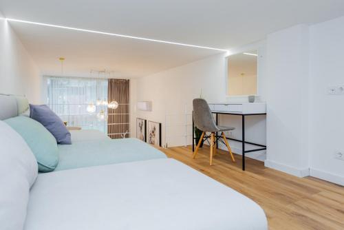 une chambre blanche avec un lit et un bureau dans l'établissement Palanga Beach Apartments Daukanto, à Palanga