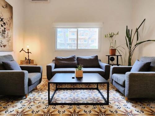 Railway House 1BR Apt w front yard 24 hours power