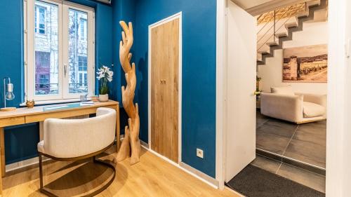 un ufficio con scrivania e sedia di La Maison Mercier a Digione