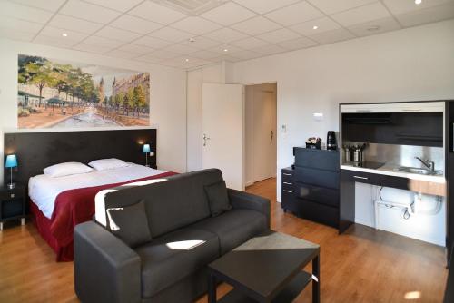 Cet appartement comprend une chambre avec un lit et un canapé ainsi qu'une cuisine. dans l'établissement Quadraverde, à Lyon