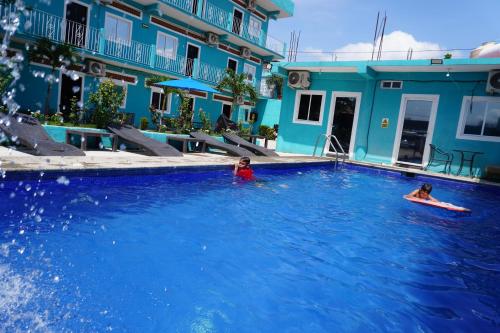 two people in the swimming pool at a hotel at Hotel Vista Hermosa Aeropuerto Puerto Vallarta in Puerto Vallarta