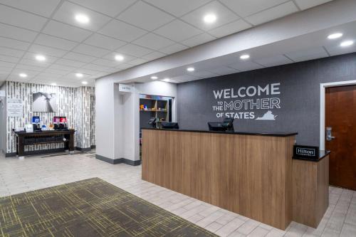 Lobi atau kawasan kaunter penerimaan di Hampton Inn Dahlgren