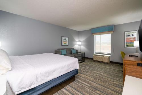 Katil atau katil-katil dalam bilik di Hampton Inn Dahlgren