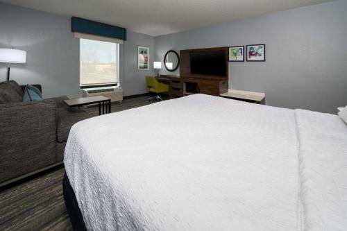 Katil atau katil-katil dalam bilik di Hampton Inn Dahlgren