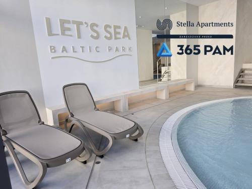 a spa room with two chairs and a swimming pool at 365PAM - Apartament LET'S SEA z widokiem na morze - BASEN, JACUZZI, SAUNA, SIŁOWNIA, STREFA CHILL, PARKING W CENIE in Gąski