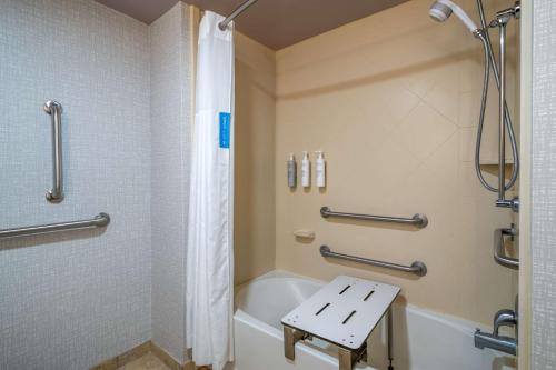 Bilik mandi di Hampton Inn Dahlgren