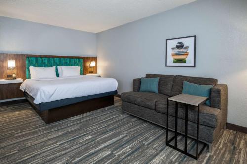Katil atau katil-katil dalam bilik di Hampton Inn Dahlgren