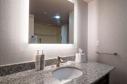 Bilik mandi di Hampton Inn Dahlgren