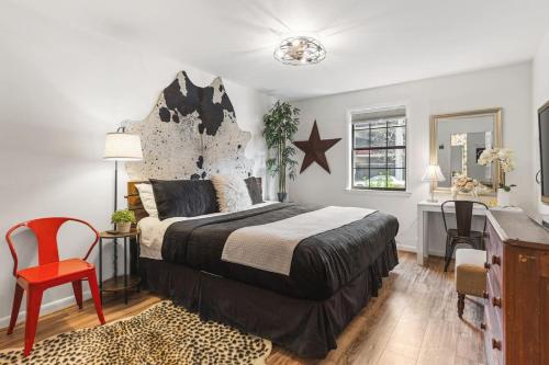 a bedroom with a large bed and a desk at Cozy Condo by Music Row Walk to Restaurants and Bars in Nashville
