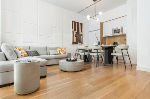 Artistic and Spacious Apartment by REMS