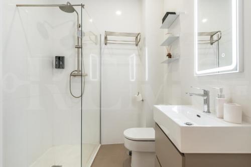 un bagno con doccia, WC e lavandino di Artistic and Spacious Apartment by REMS a Málaga