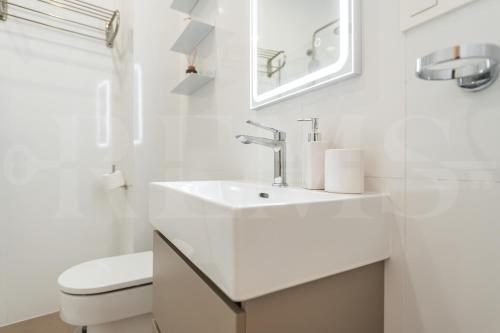 Artistic and Spacious Apartment by REMS photo 9