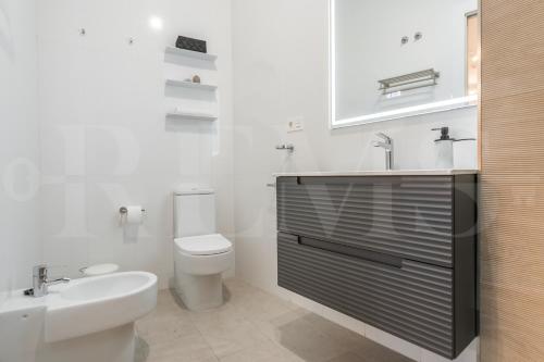 Artistic and Spacious Apartment by REMS photo 20