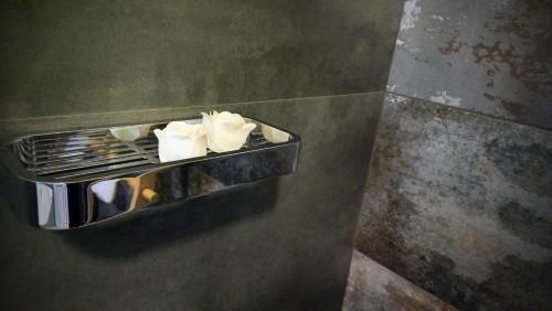 a tray of food in an oven on a wall at Agriturismo Verdecielo in Padova