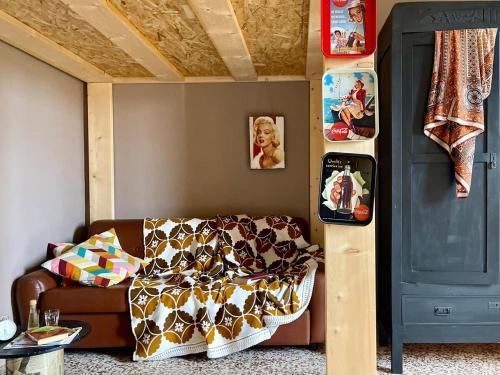 a living room with a couch and a blue door at la Breda in Corte Franca