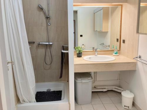 une salle de bain avec douche et lavabo dans l'établissement APPARTEMENT T3 VUE MER grande terrasse, à Arcachon