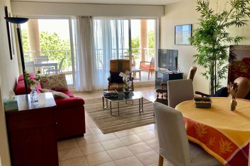 un salon avec un canapé et une table dans l'établissement APPARTEMENT T3 VUE MER grande terrasse, à Arcachon