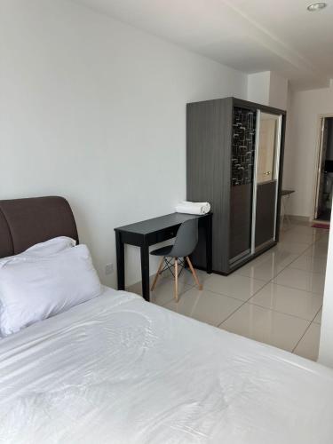 Katil atau katil-katil dalam bilik di Happysty George town Gurney Seaview Mansion One 23A
