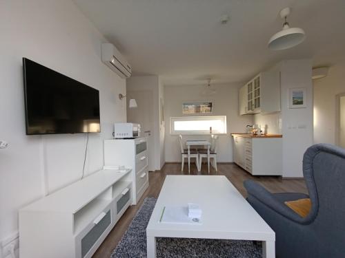 Gallery image of Fresh Garden Wellness apartman 2 em 6 in Siófok