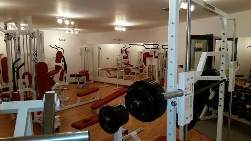 een fitnessruimte met veel apparatuur in een kamer bij Pensiunea Doris in Rodna