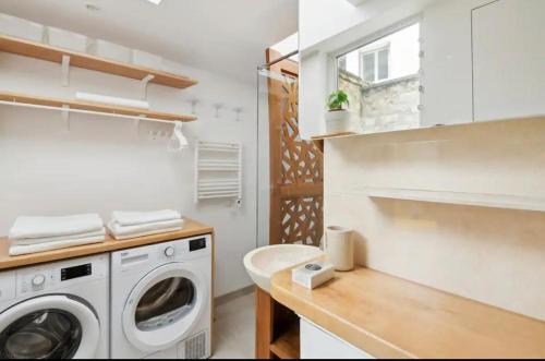- une buanderie avec un lave-linge et un comptoir dans l'établissement Appartement familial face pantheon - Paris 5 4P, à Paris
