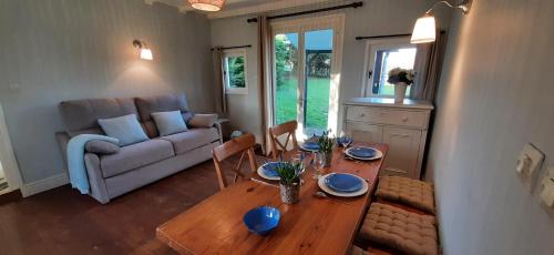 un salon avec une table en bois et un canapé dans l'établissement Le Clos Saint Martin, à Cavron-Saint-Martin