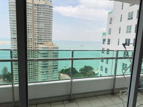 Balkoni atau teres di Happysty George town Gurney Seaview Mansion One 23A