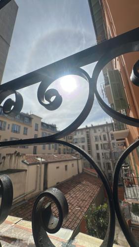 Elle comprend un balcon offrant une vue sur une fenêtre. dans l'établissement Simple stay-centre ville au calme, à Nice