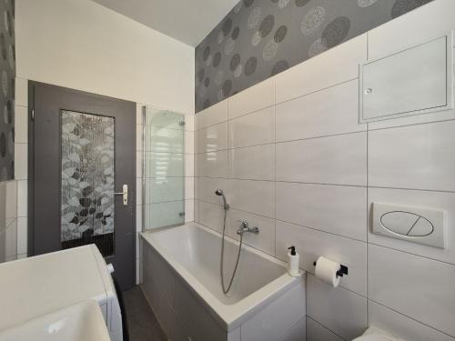 Bilik mandi di Mikra Homes24 in Gößnitz
