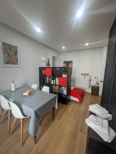 un salon avec une table et un lit dans l'établissement Charming apartment - famous Marais neighborhood, à Paris