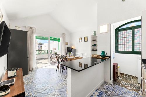 Kuchyň nebo kuchyňský kout v ubytování Home2Book Sunlit & Stylish Apt in Playa Honda